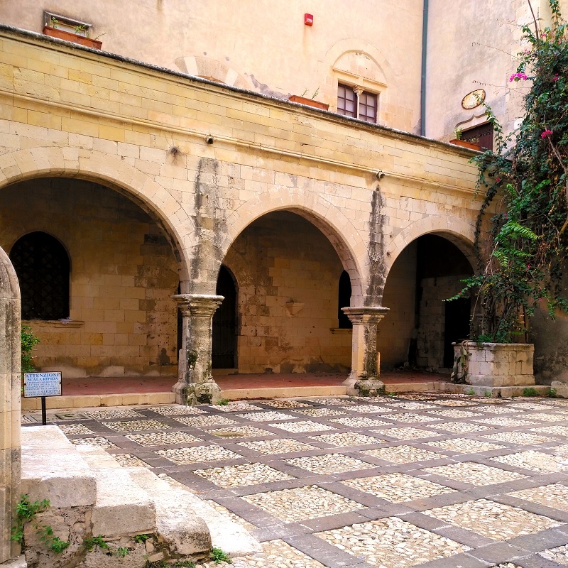 cortile medievale eng Himalis 2022